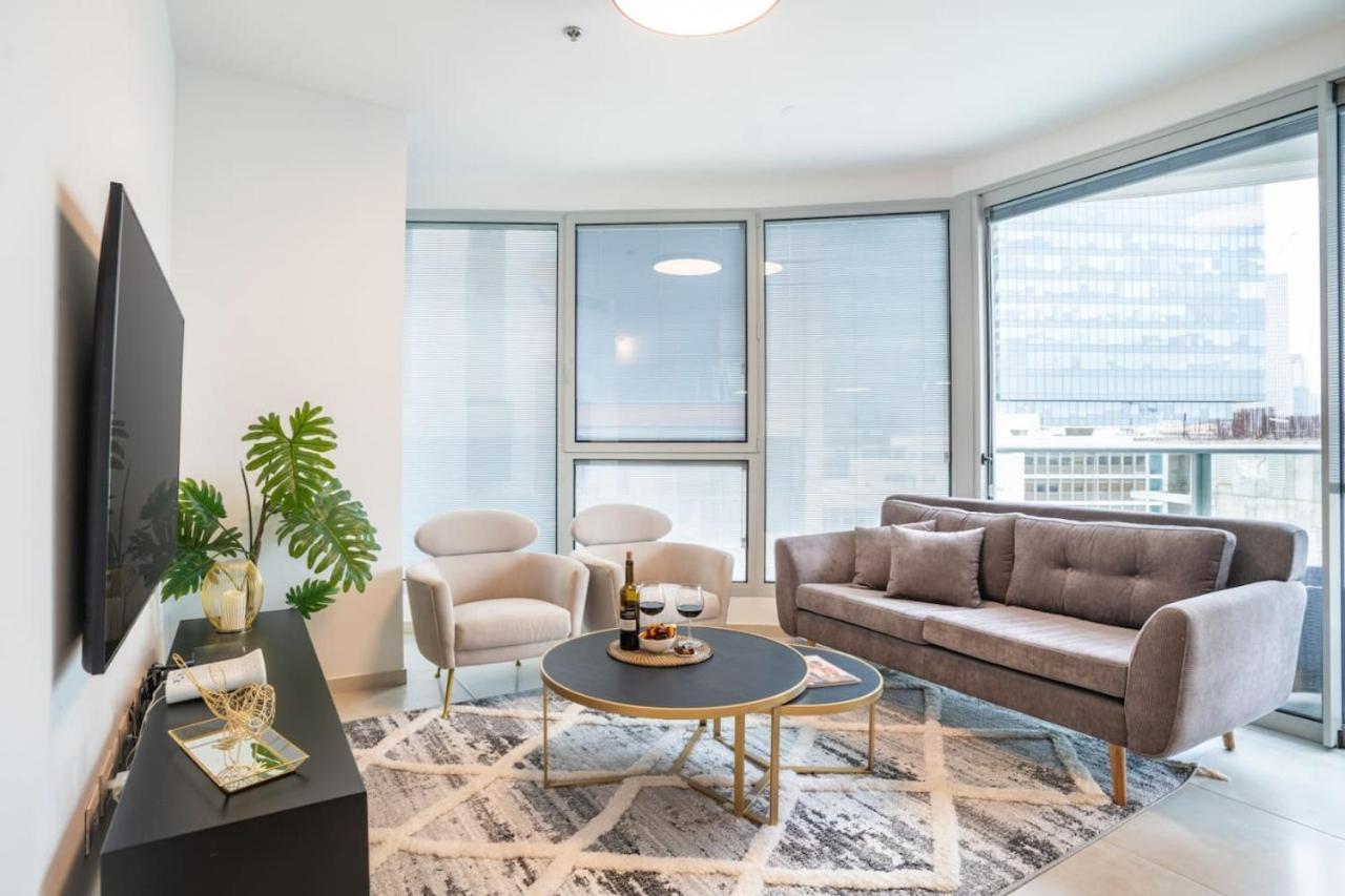 Sunlit Urban Escape With Balcony By Sea N' Rent