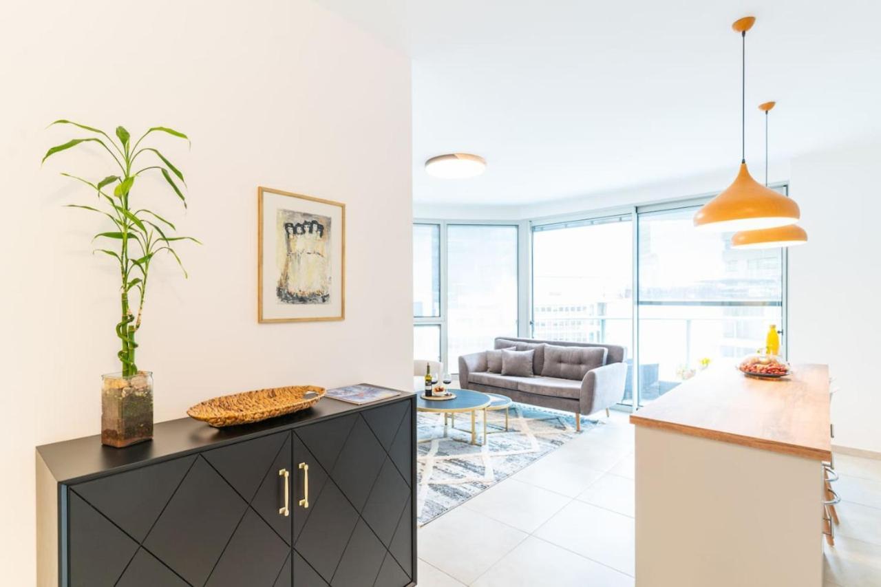 Căn hộ Sunlit Urban Escape With Balcony By Sea N' Rent Tel Aviv