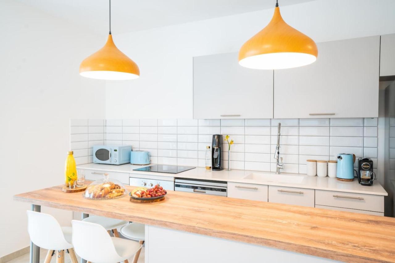 Sunlit Urban Escape With Balcony By Sea N' Rent Tel Aviv