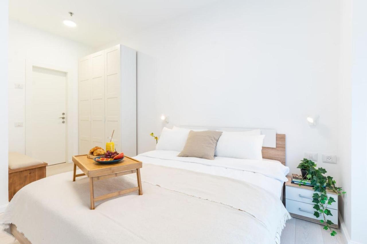 Sunlit Urban Escape With Balcony By Sea N' Rent Căn hộ Tel Aviv