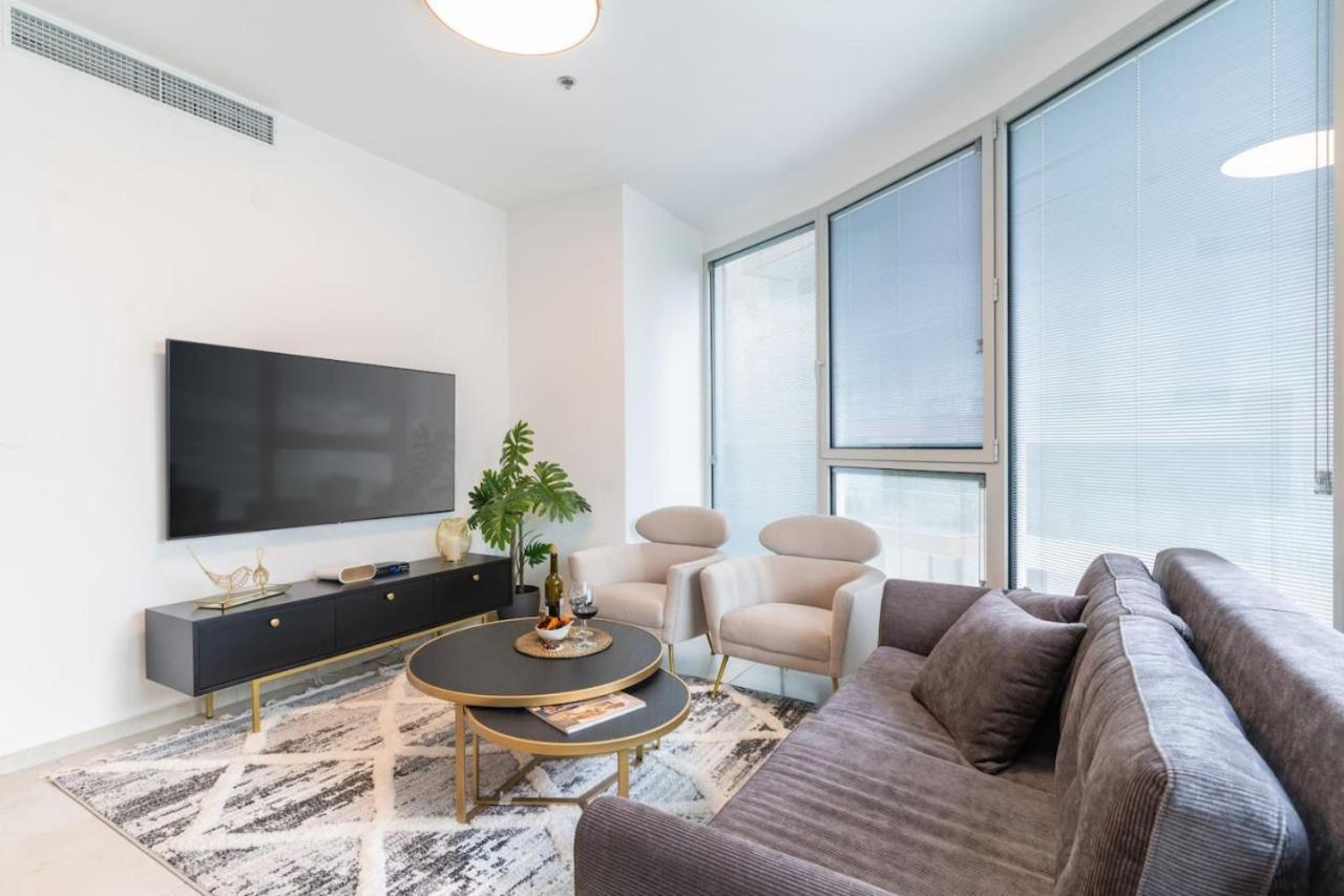 Sunlit Urban Escape With Balcony By Sea N' Rent Căn hộ Tel Aviv